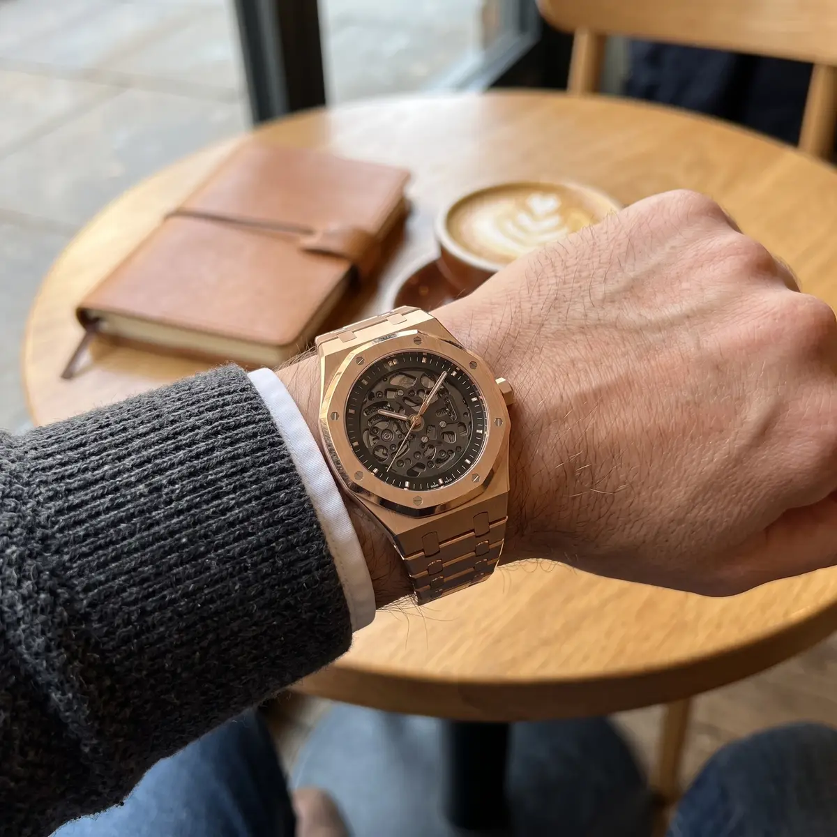 Seiko Mod Uhr OAK MOD – SKELETON ROSE – SCHWARZ – am Handgelenk – Wristshot – MedoMods