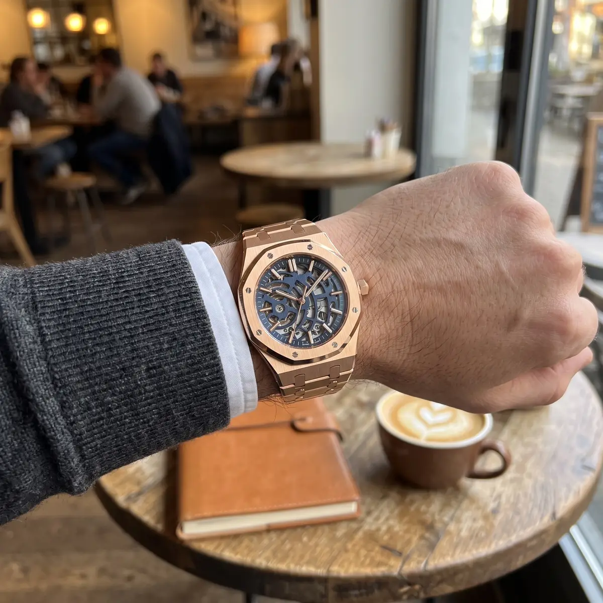 Seiko Mod Uhr EICHENHOLZ – SKELETON ROSE – BLAU – am Handgelenk – Wristshot – MedoMods