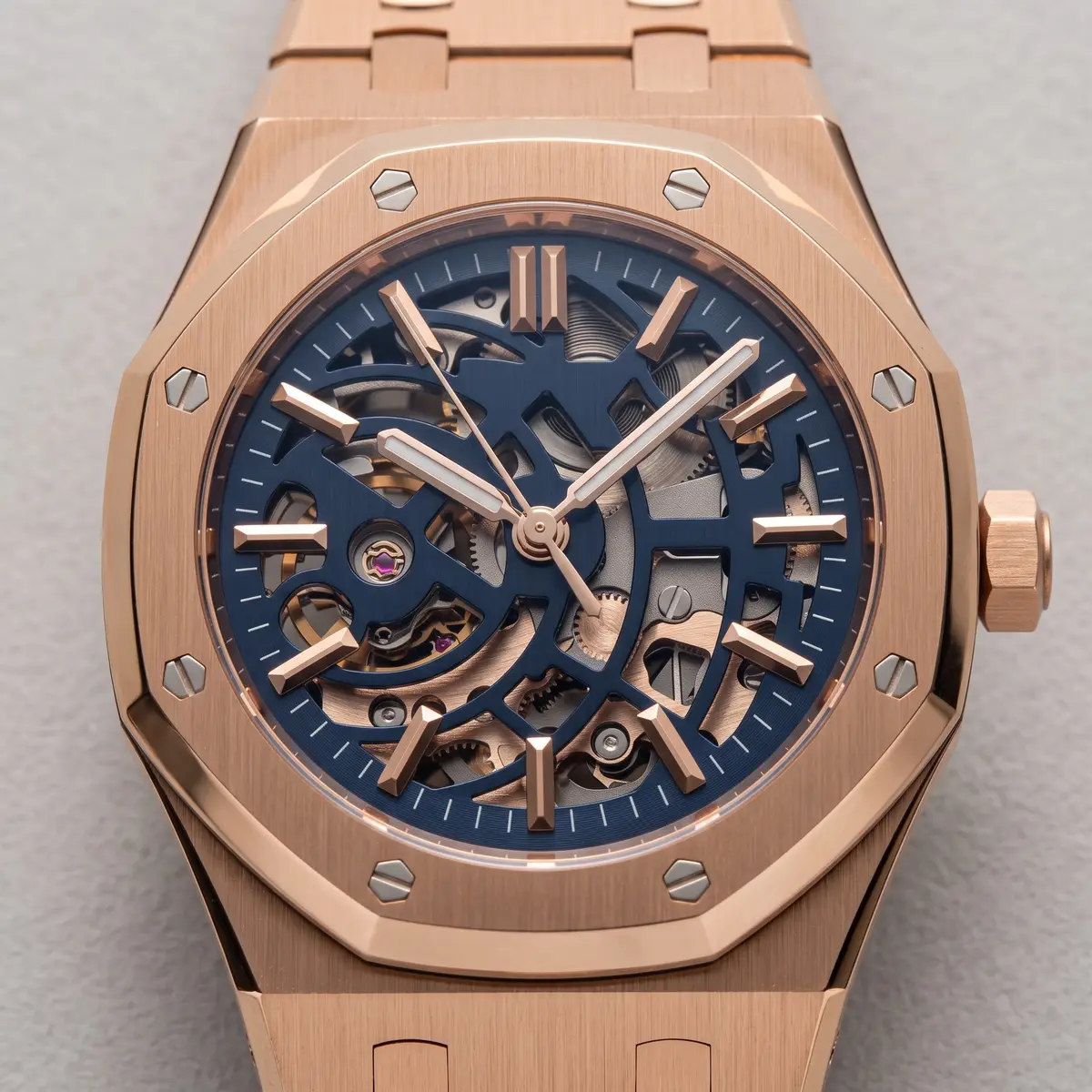 Seiko Mod Uhr EICHENHOLZ – SKELETON ROSE – BLAU – Zifferblatt Nahaufnahme – MedoMods