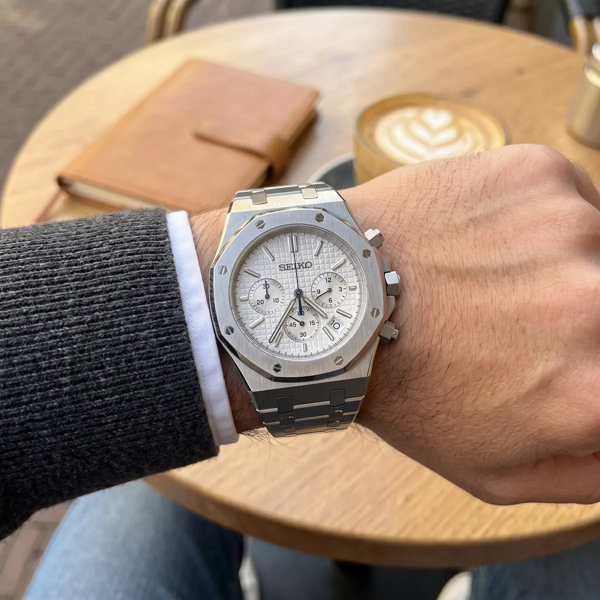 Seiko Mod Uhr OAK MOD | Weißer Chronograph – Integriertes Armband – am Handgelenk – Wristshot – MedoMods