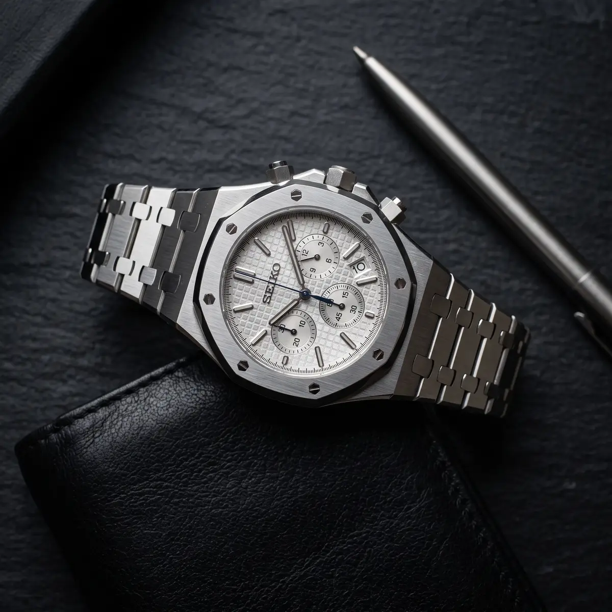 Seiko Mod Uhr OAK MOD | Weißer Chronograph – Integriertes Armband – Flatlay auf Schiefer – MedoMods