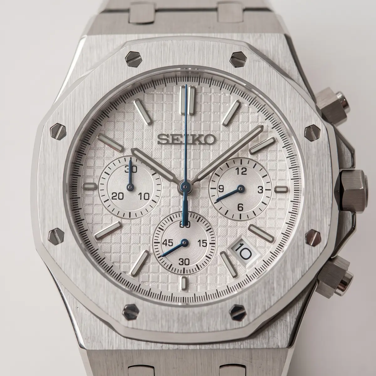 Seiko Mod Uhr OAK MOD | Weißer Chronograph – Integriertes Armband – Zifferblatt Nahaufnahme – MedoMods