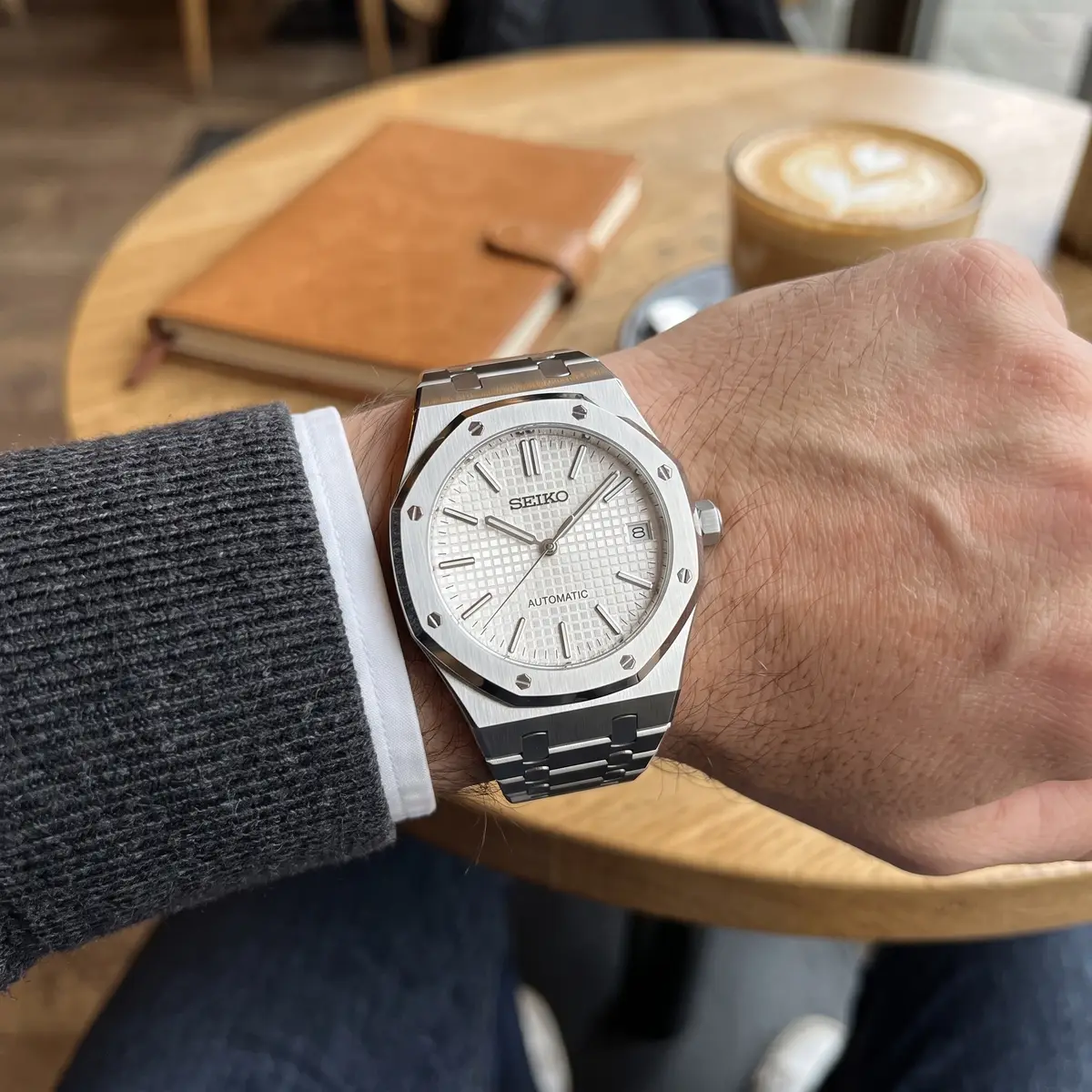 Seiko Mod Uhr EICHENHOLZ – WEISS – am Handgelenk – Wristshot – MedoMods
