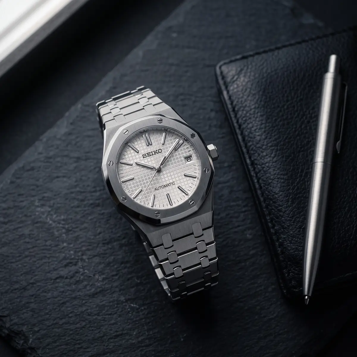 Seiko Mod Uhr EICHENHOLZ – WEISS – Flatlay auf Schiefer – MedoMods