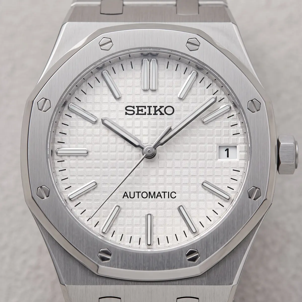 Seiko Mod Uhr EICHENHOLZ – WEISS – Zifferblatt Nahaufnahme – MedoMods
