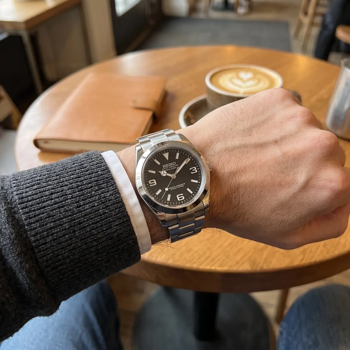 Seiko Mod Uhr OYST MOD – SCHWARZ – am Handgelenk – Wristshot – MedoMods