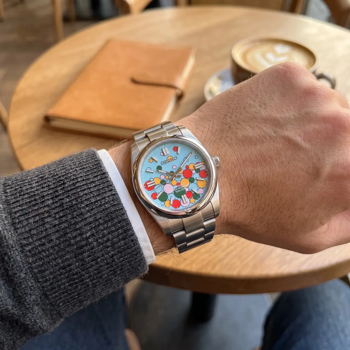 Seiko Mod Uhr OYST MOD – BUBBLEGUM – am Handgelenk – Wristshot – MedoMods