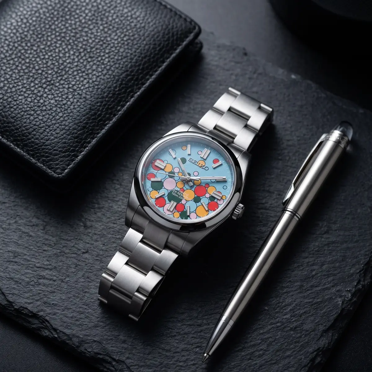 Seiko Mod Uhr OYST MOD – BUBBLEGUM – Flatlay auf Schiefer – MedoMods