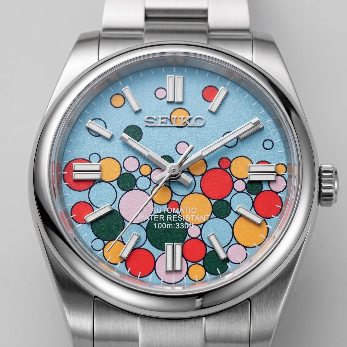 Seiko Mod Uhr OYST MOD – BUBBLEGUM – Zifferblatt Nahaufnahme – MedoMods