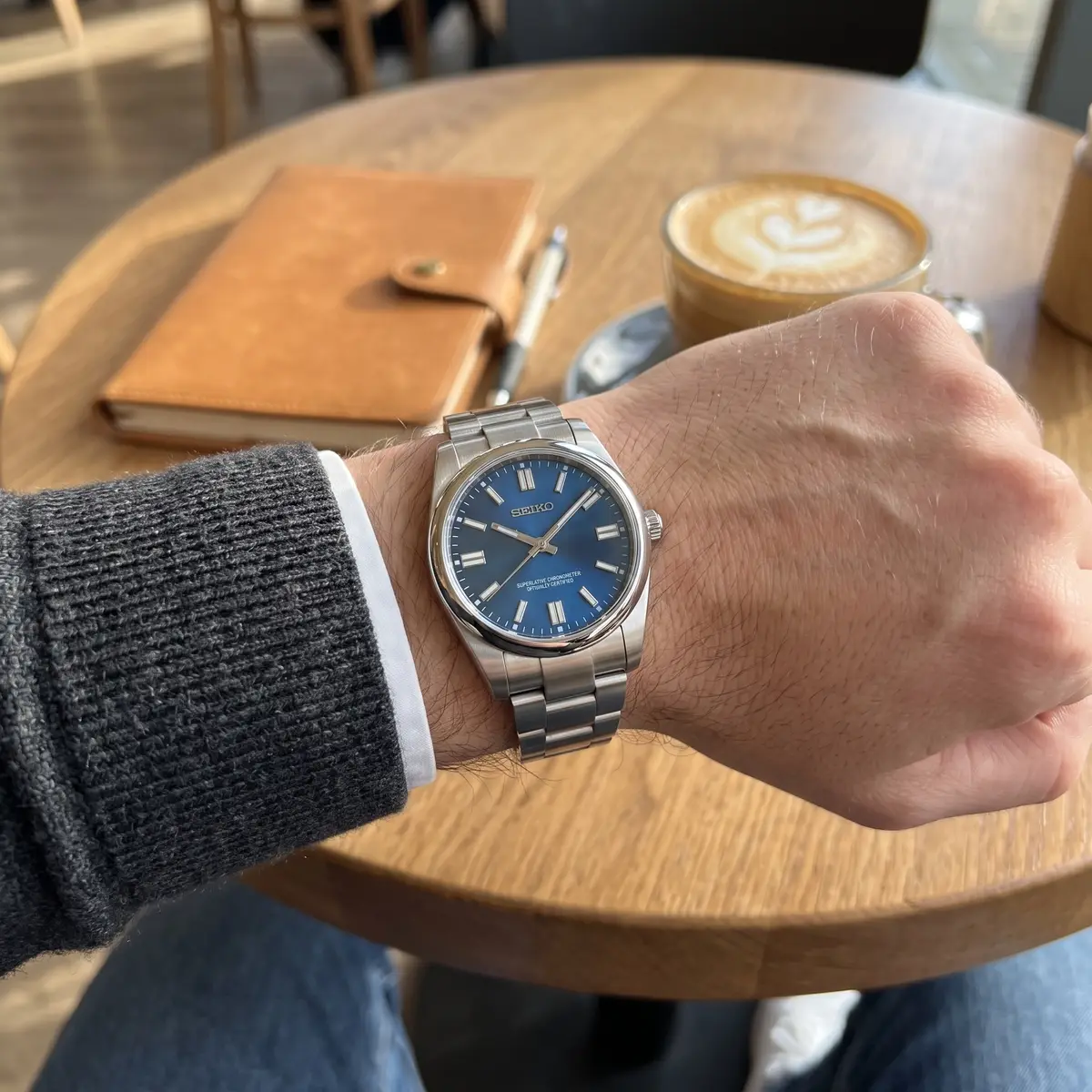 Seiko Mod Uhr OYST MOD – OZEANBLAU – am Handgelenk – Wristshot – MedoMods