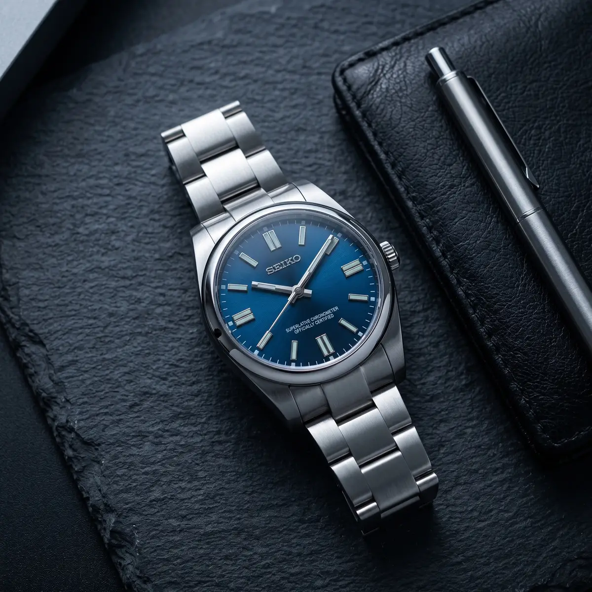 Seiko Mod Uhr OYST MOD – OZEANBLAU – Flatlay auf Schiefer – MedoMods