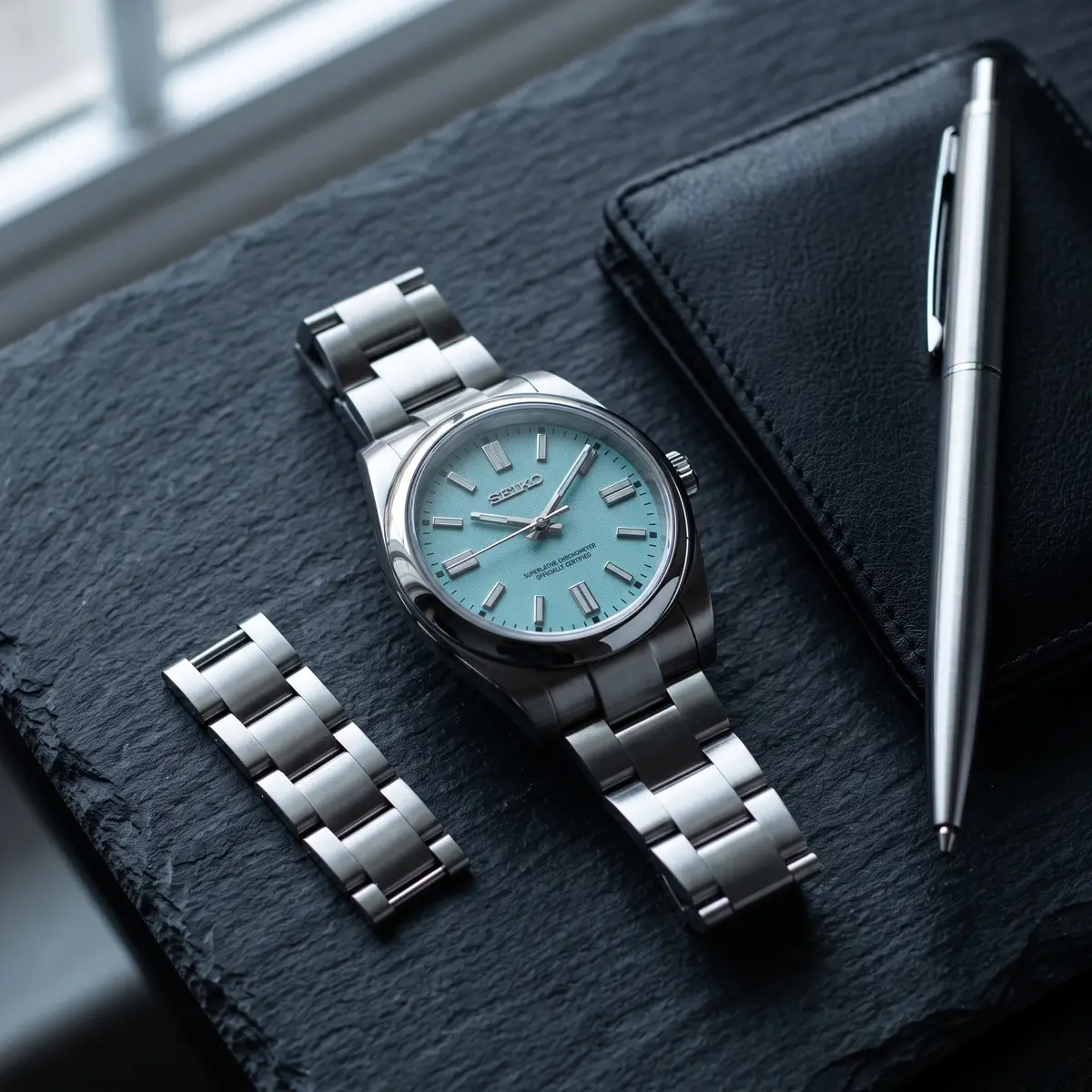 Seiko Mod Uhr OYST MOD – TÜRKIS – Flatlay auf Schiefer – MedoMods