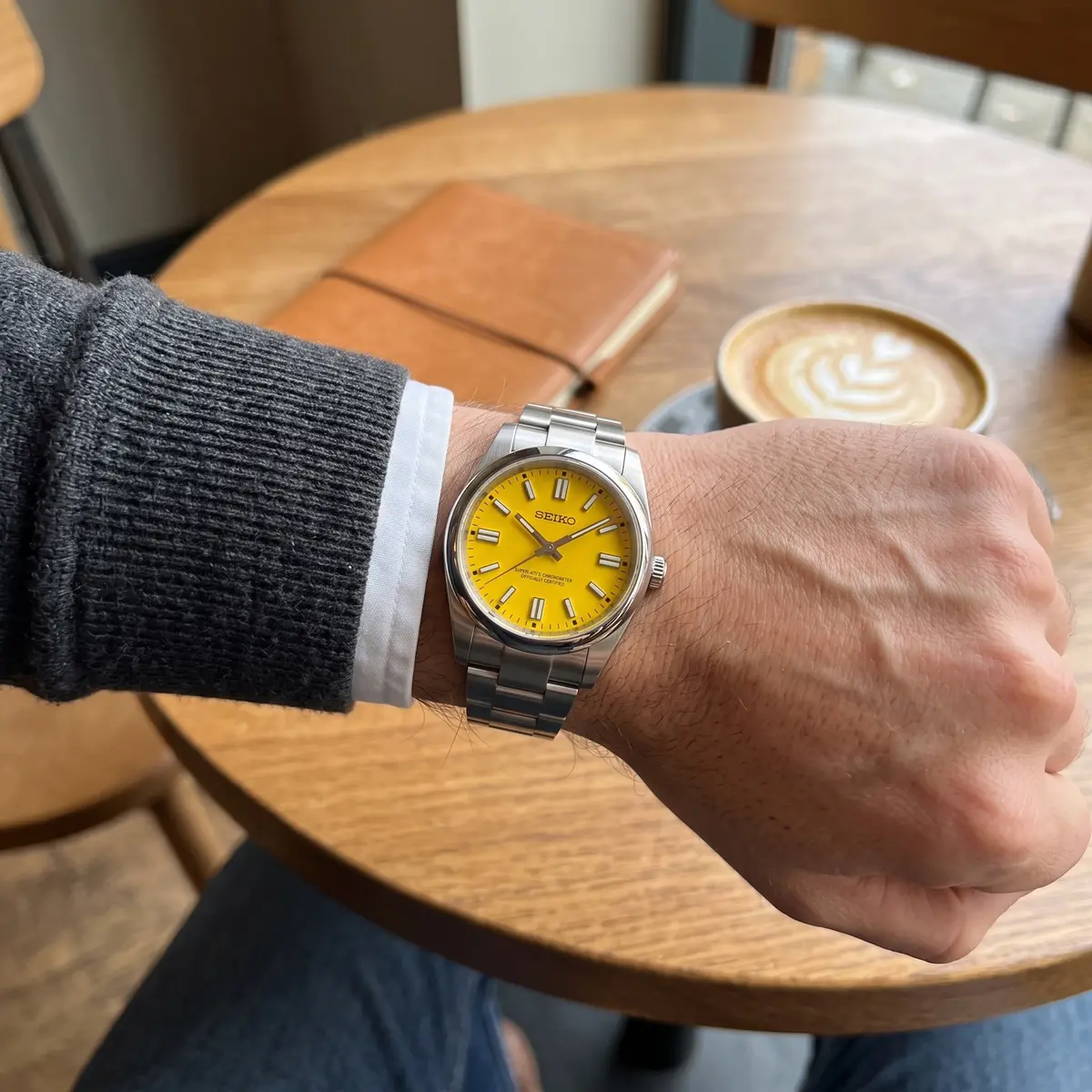 Seiko Mod Uhr OYST MOD – GELB – am Handgelenk – Wristshot – MedoMods