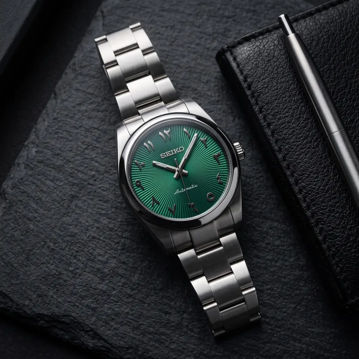 Seiko Mod Uhr OYSTER MOD – GRÜN – Flatlay auf Schiefer – MedoMods