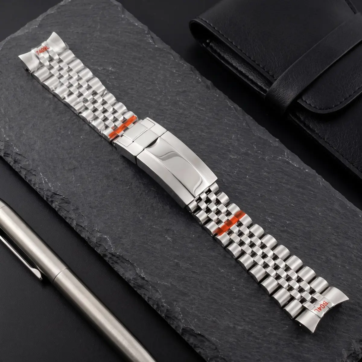 Seiko Mod Uhr Seiko Mod Jubilee-Armband – 5-gliedrig aus Edelstahl – Faltschließe | MedoMods – Flatlay auf Schiefer – MedoMods