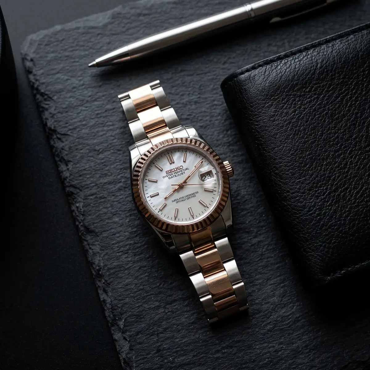 Seiko Mod Uhr SEIKO MOD Damen – Pearl – Automatik | MedoMods – Flatlay auf Schiefer – MedoMods