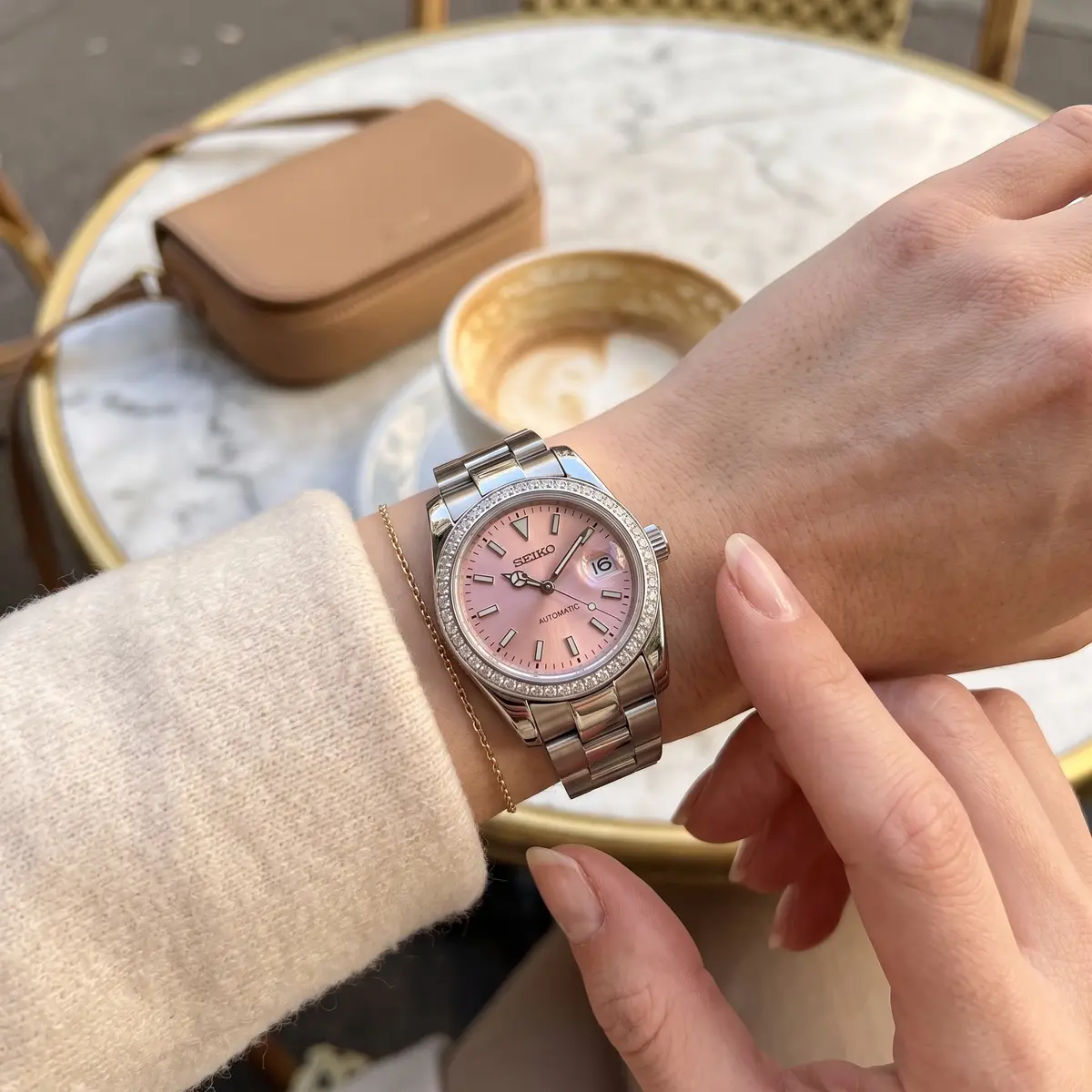 Seiko Mod Uhr SEIKO MOD Damen – Rosa – Automatik | MedoMods – am Handgelenk – Wristshot – MedoMods