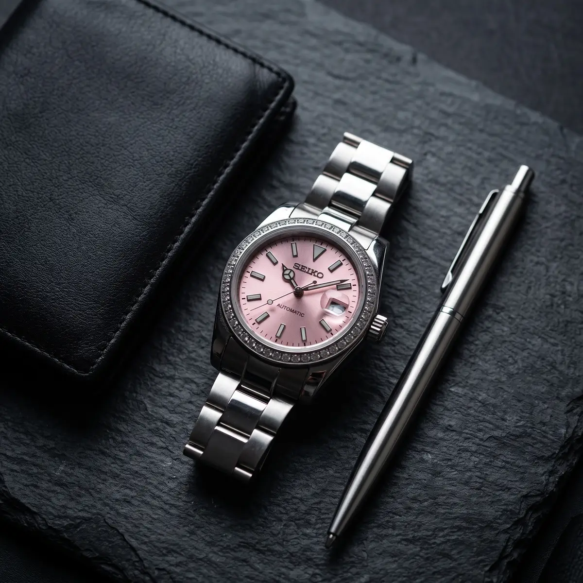 Seiko Mod Uhr SEIKO MOD Damen – Rosa – Automatik | MedoMods – Flatlay auf Schiefer – MedoMods
