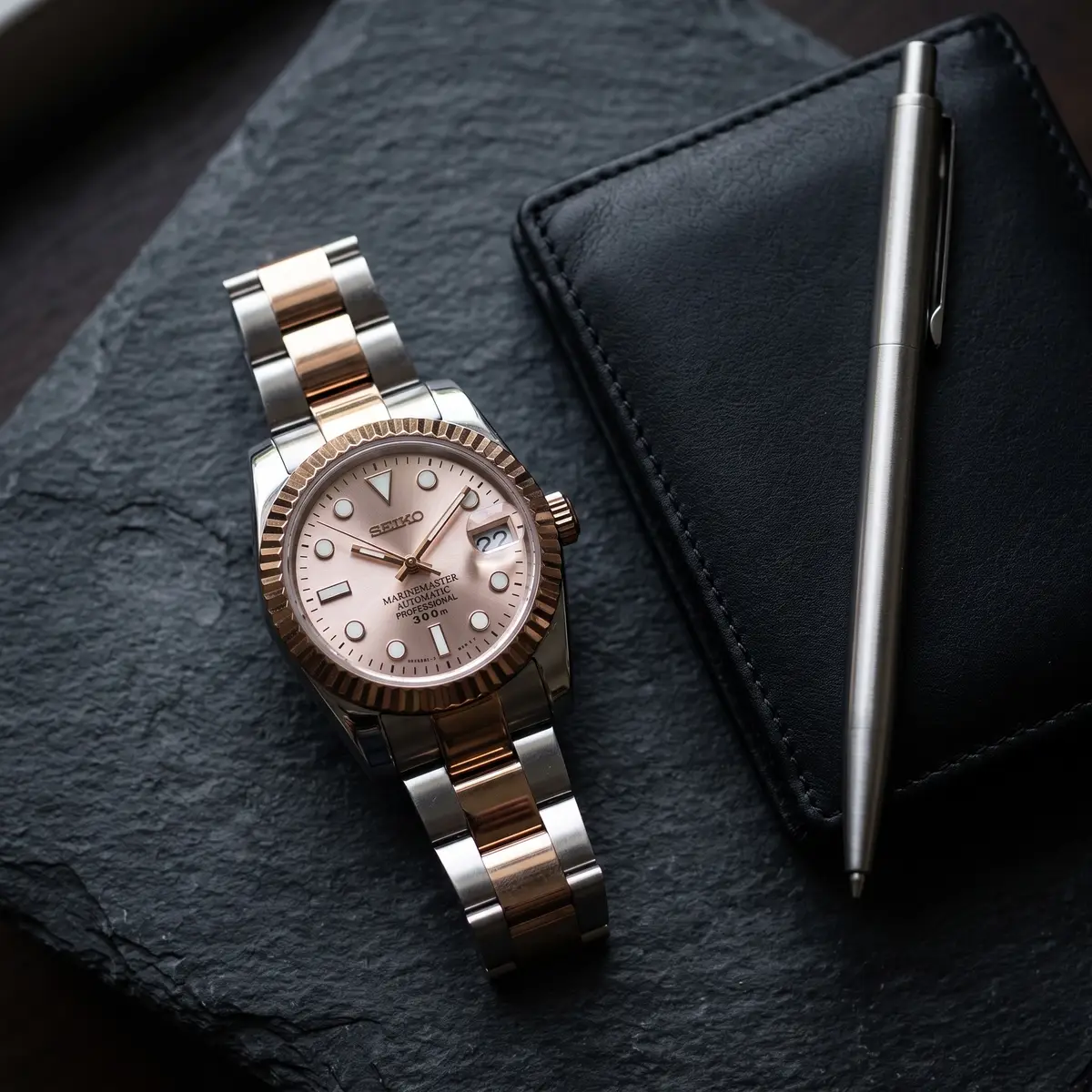 Seiko Mod Uhr SEIKO MOD Damen – Rosa/Rosé – Automatik | MedoMods – Flatlay auf Schiefer – MedoMods