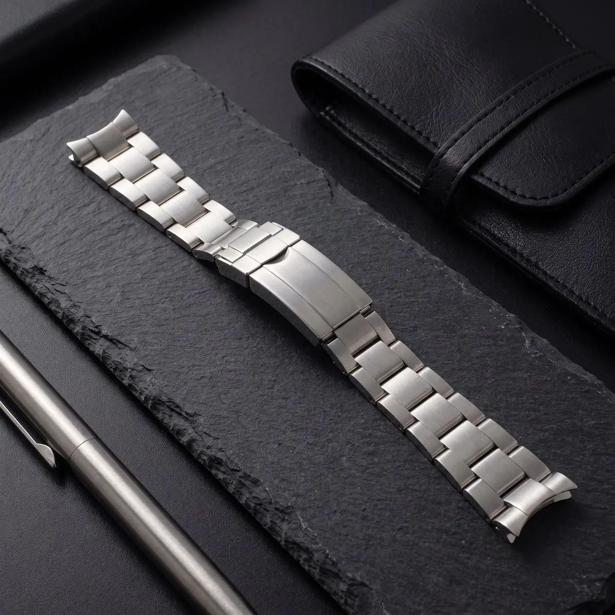 Seiko Mod Uhr Seiko Mod Oyster-Armband – Edelstahl – Faltschließe | MedoMods – Flatlay auf Schiefer – MedoMods