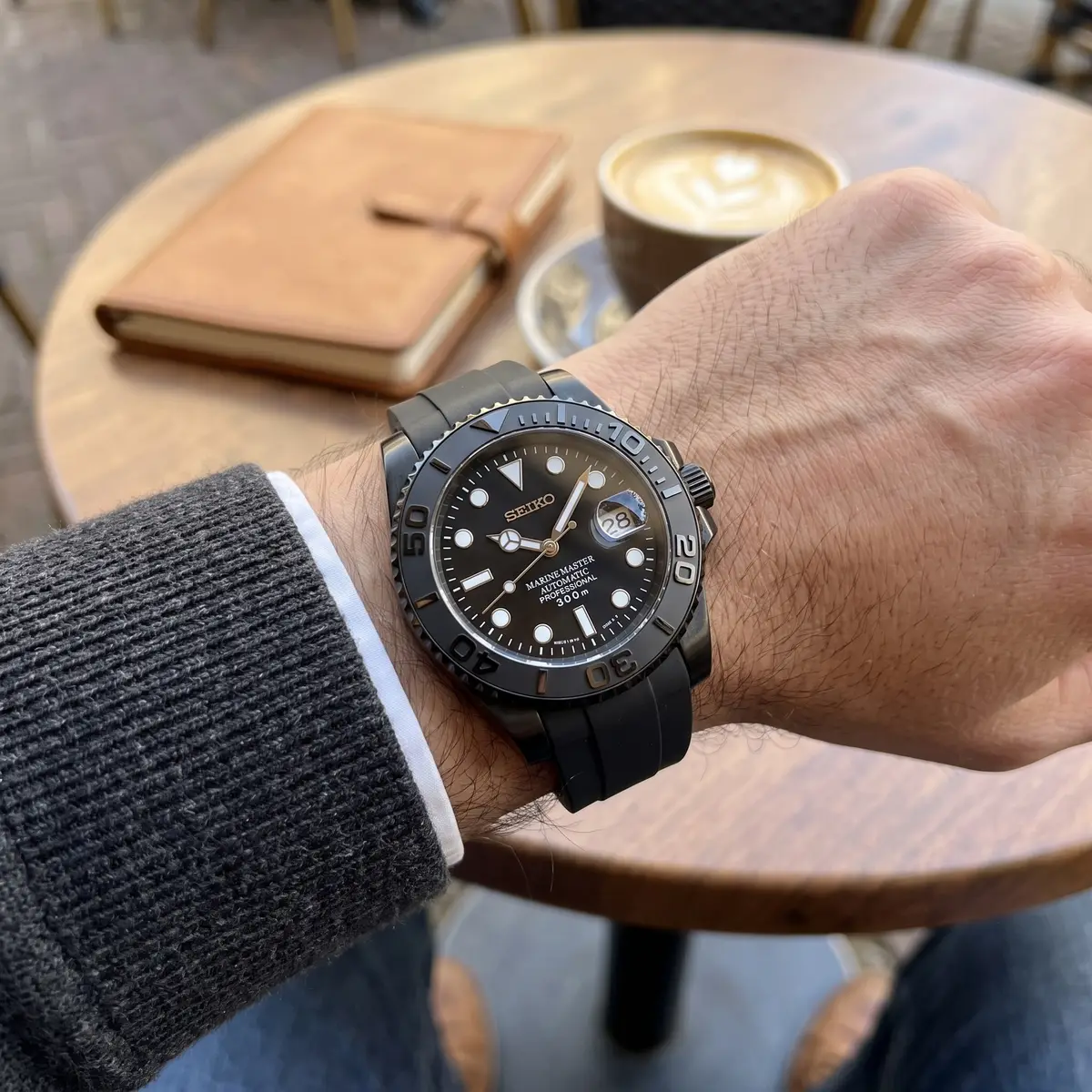 Seiko Mod Uhr Seikomariner | All Black PvD-Gehäuse – Kautschukarmband – am Handgelenk – Wristshot – MedoMods