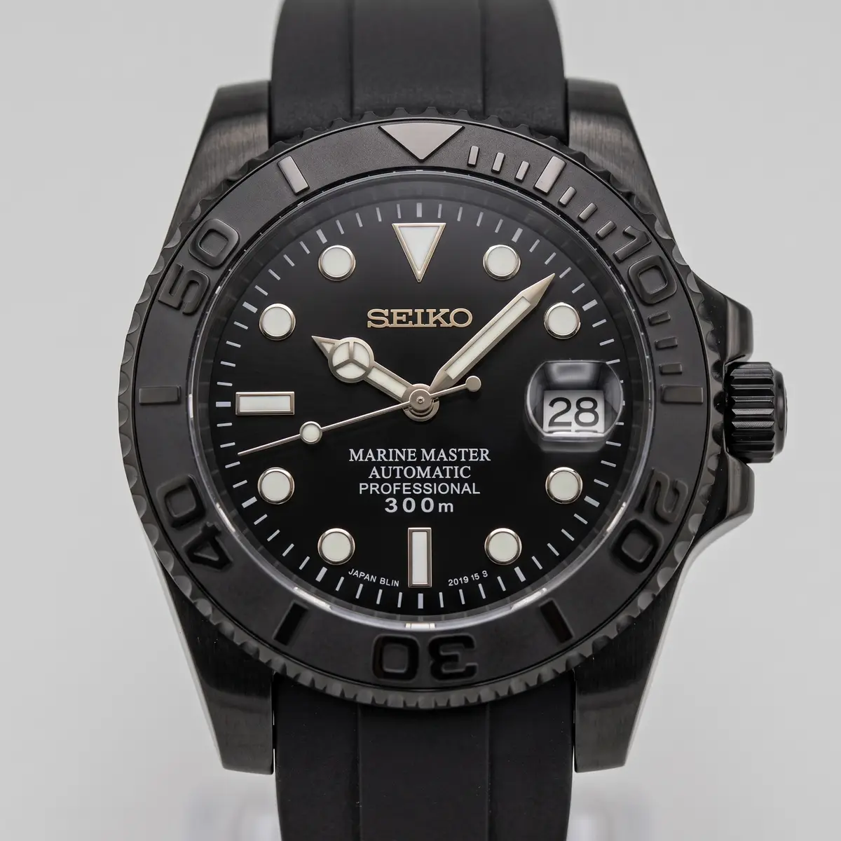 Seiko Mod Uhr Seikomariner | All Black PvD-Gehäuse – Kautschukarmband – Zifferblatt Nahaufnahme – MedoMods