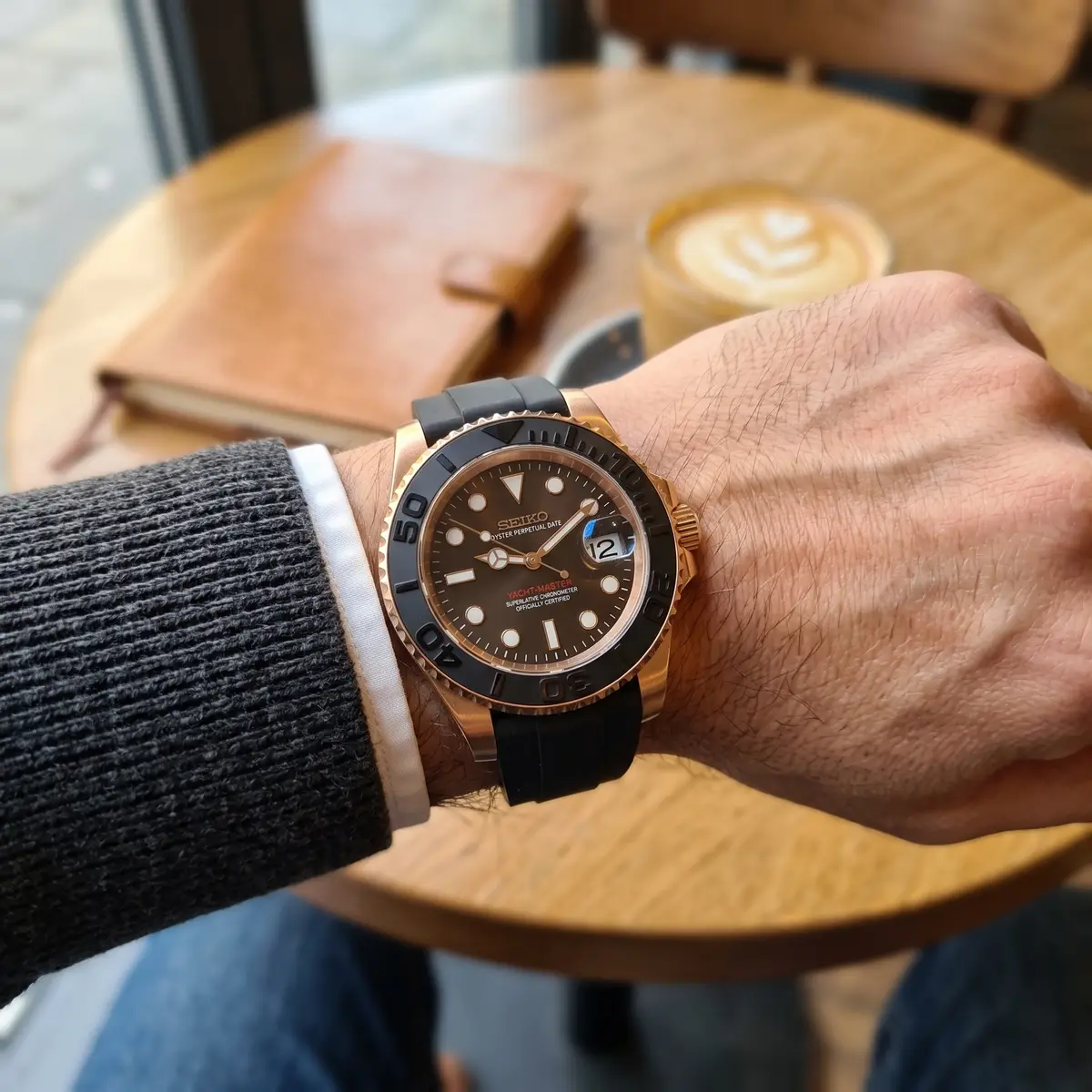 Seiko Mod Uhr Seikomariner | Schwarz & Roségold – Kautschukarmband – am Handgelenk – Wristshot – MedoMods