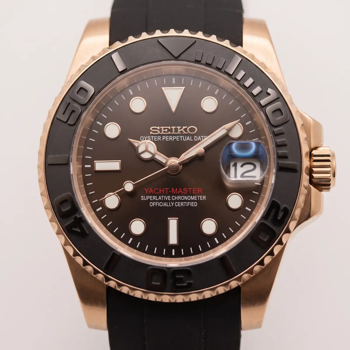 Seiko Mod Uhr Seikomariner | Schwarz & Roségold – Kautschukarmband – Zifferblatt Nahaufnahme – MedoMods