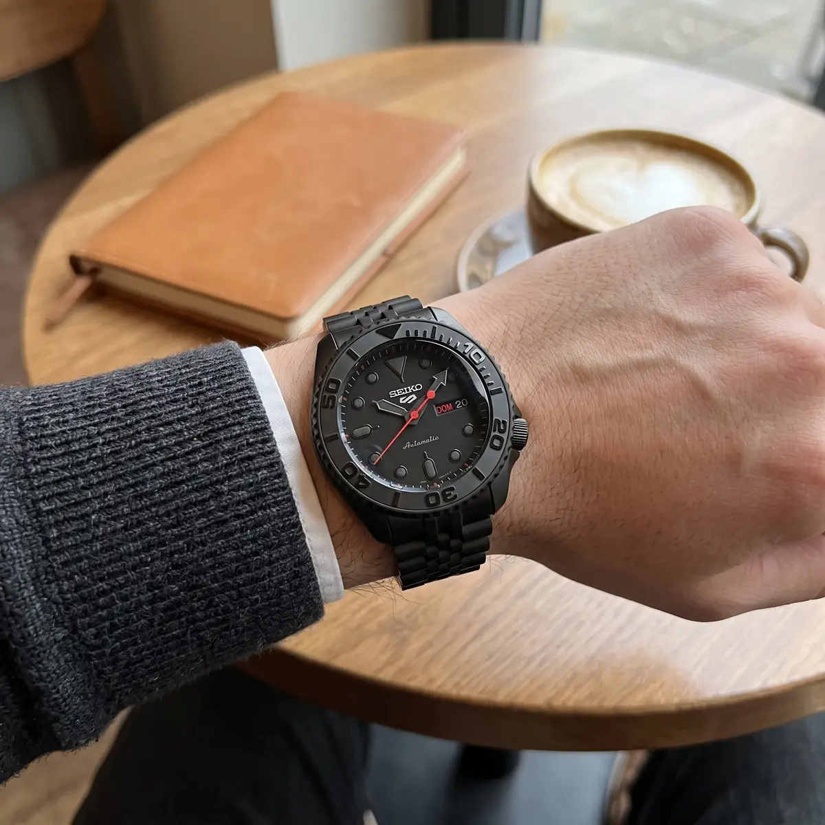 Seiko Mod Uhr Seikomariner | Schwarz auf Schwarz – am Handgelenk – Wristshot – MedoMods