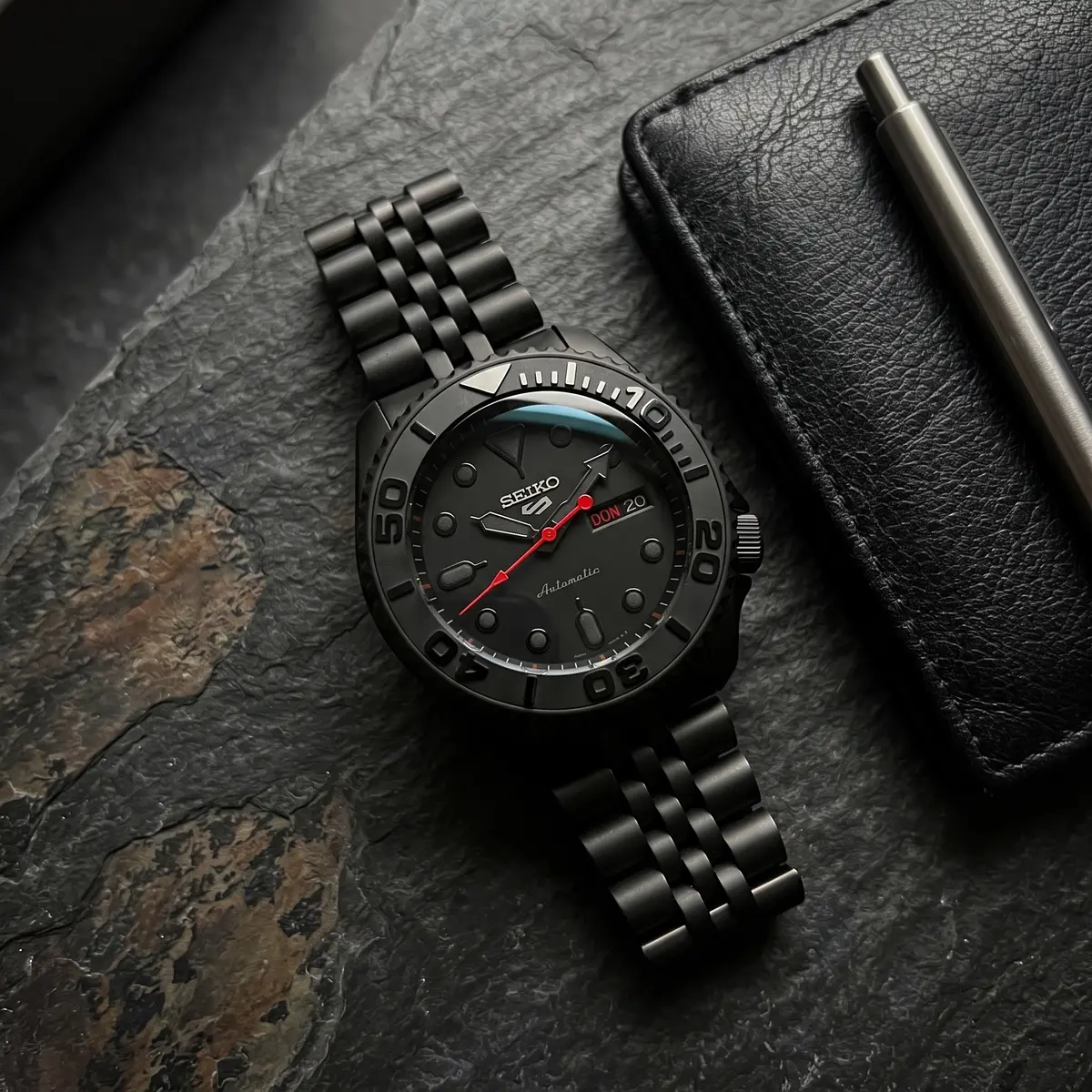 Seiko Mod Uhr Seikomariner | Schwarz auf Schwarz – Flatlay auf Schiefer – MedoMods