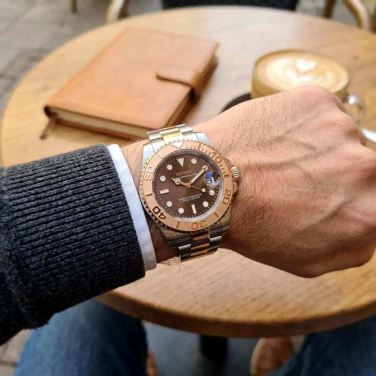 Seiko Mod Uhr Seikomariner Lünette in Braun/Schwarz – am Handgelenk – Wristshot – MedoMods