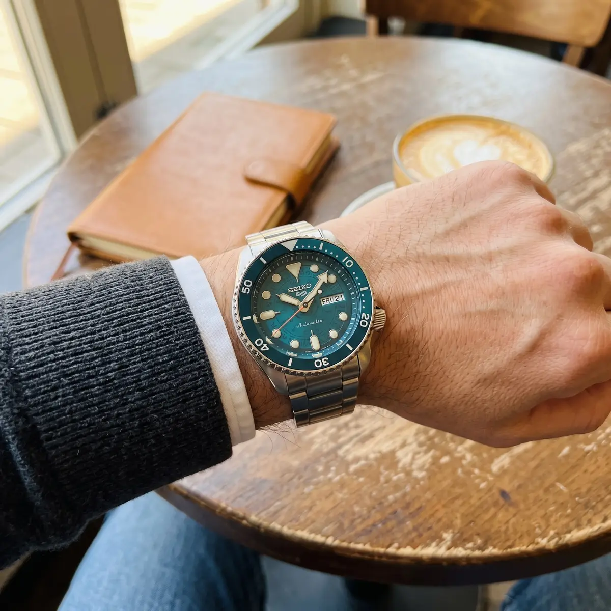 Seiko Mod Uhr Seikomariner | Custom Diver Mod mit blauem „Ocean“-Zifferblatt – am Handgelenk – Wristshot – MedoMods