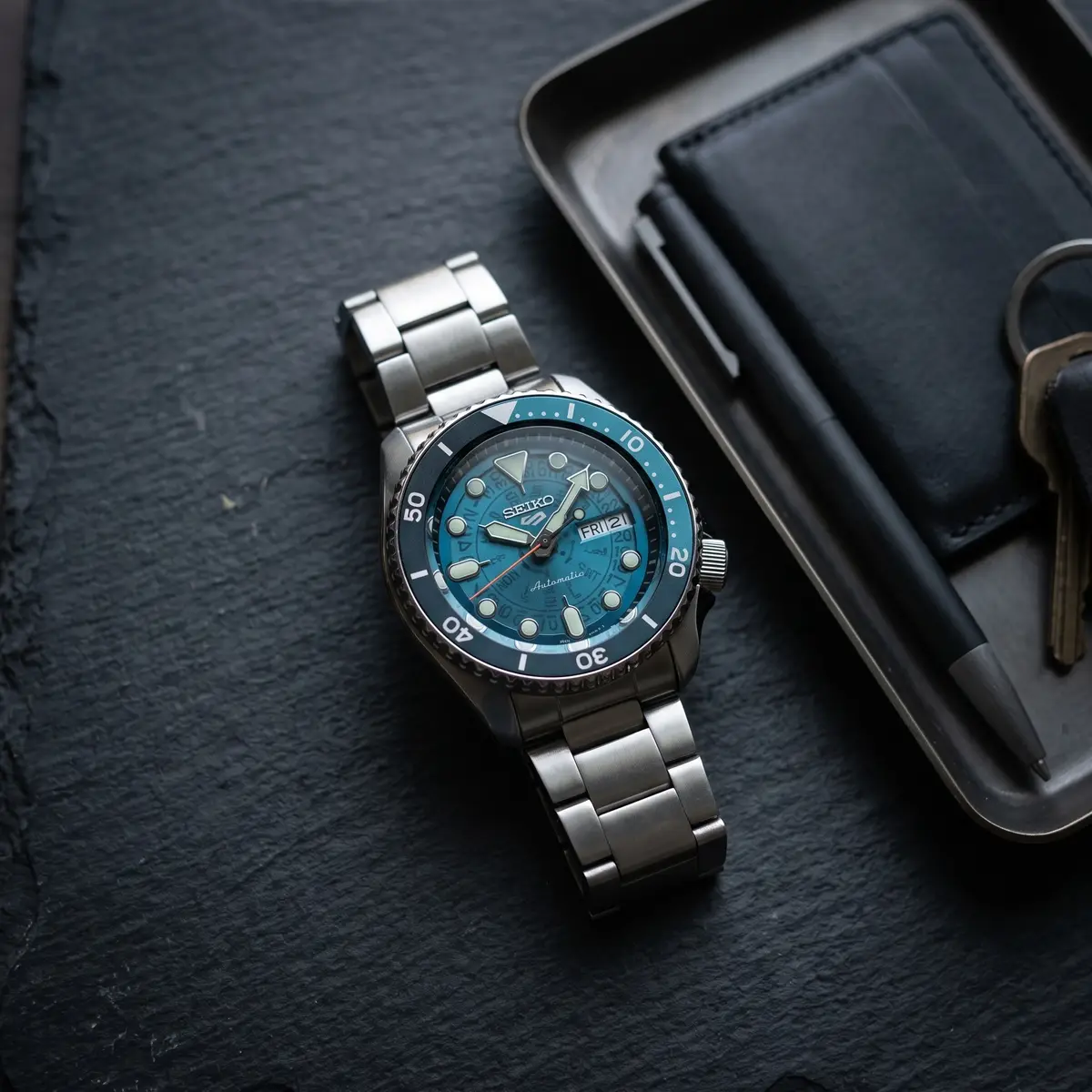 Seiko Mod Uhr Seikomariner | Custom Diver Mod mit blauem „Ocean“-Zifferblatt – Flatlay auf Schiefer – MedoMods