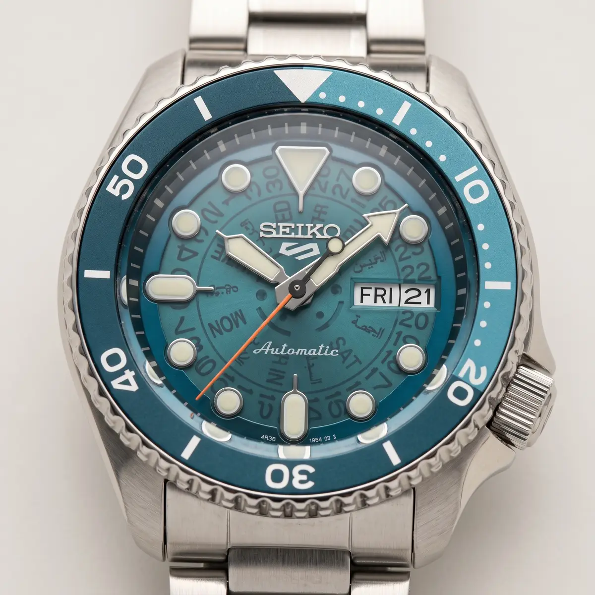 Seiko Mod Uhr Seikomariner | Custom Diver Mod mit blauem „Ocean“-Zifferblatt – Zifferblatt Nahaufnahme – MedoMods