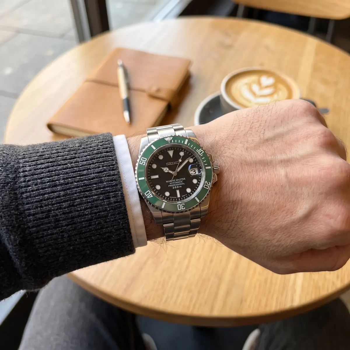 Seiko Mod Uhr Seikomariner | Grüne Lünette & schwarzes Zifferblatt – am Handgelenk – Wristshot – MedoMods
