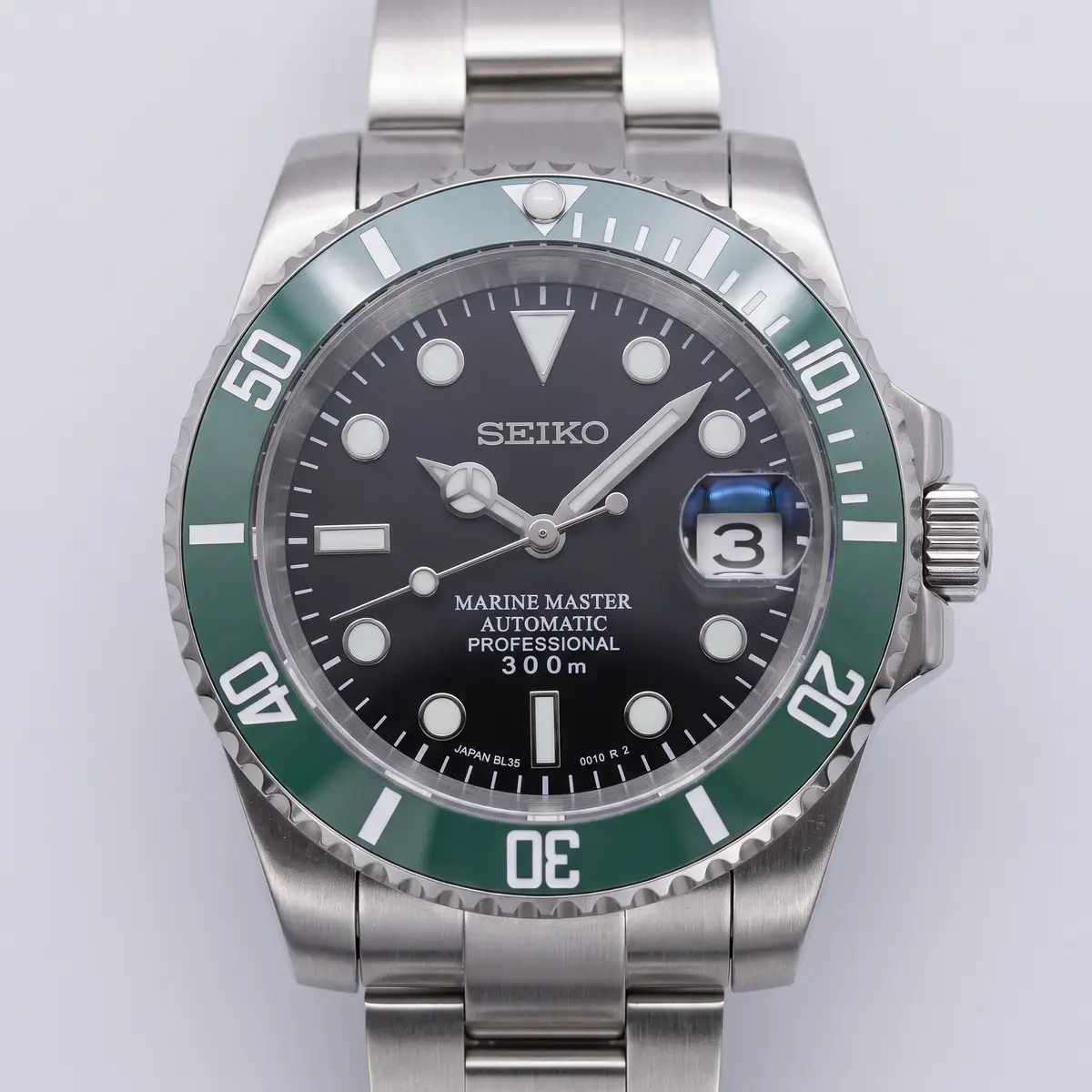 Seiko Mod Uhr Seikomariner | Grüne Lünette & schwarzes Zifferblatt – Zifferblatt Nahaufnahme – MedoMods