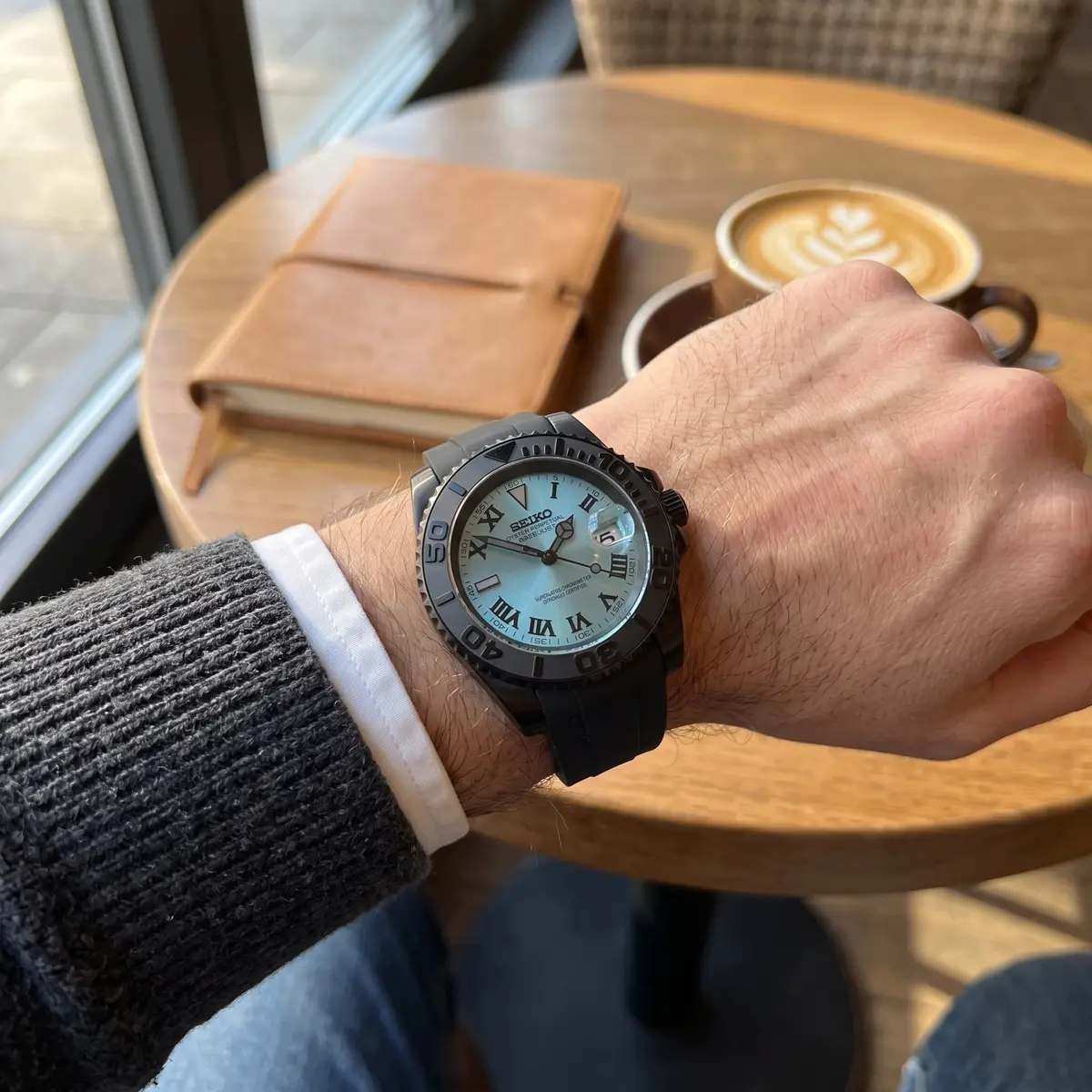 Seiko Mod Uhr Seikomariner | Eisblaues Zifferblatt im römischen Stil – am Handgelenk – Wristshot – MedoMods