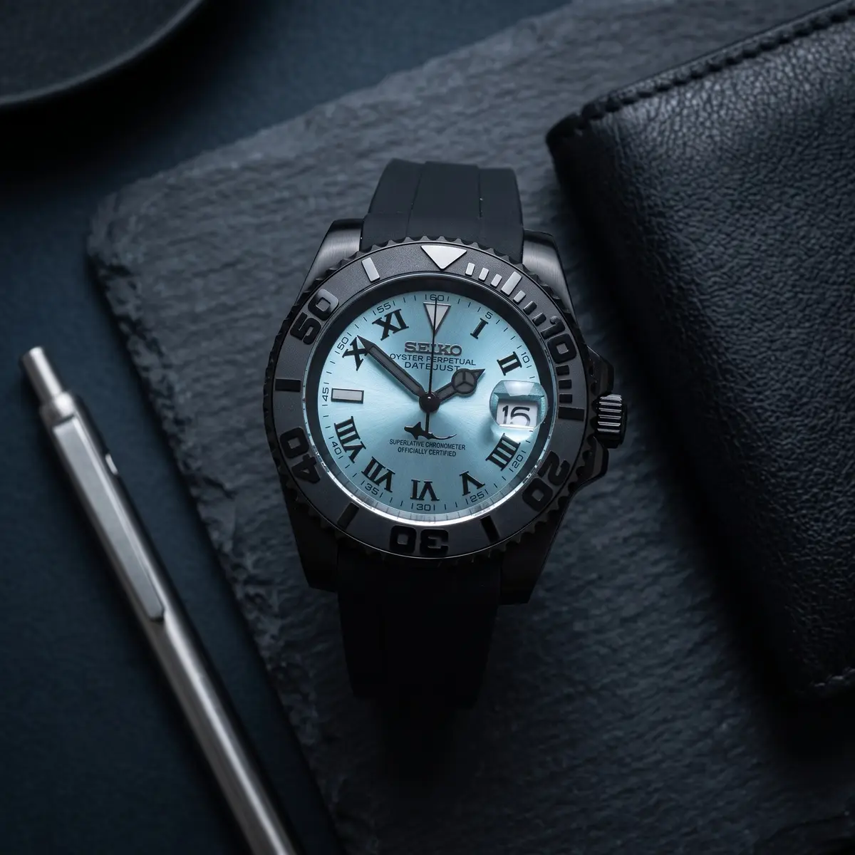 Seiko Mod Uhr Seikomariner | Eisblaues Zifferblatt im römischen Stil – Flatlay auf Schiefer – MedoMods