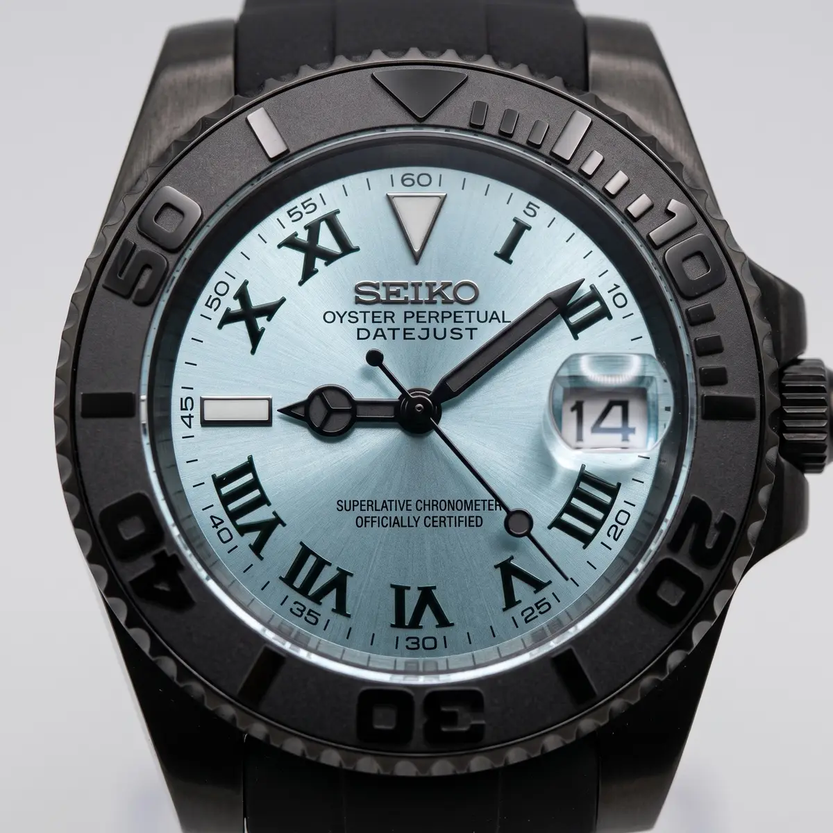 Seiko Mod Uhr Seikomariner | Eisblaues Zifferblatt im römischen Stil – Zifferblatt Nahaufnahme – MedoMods