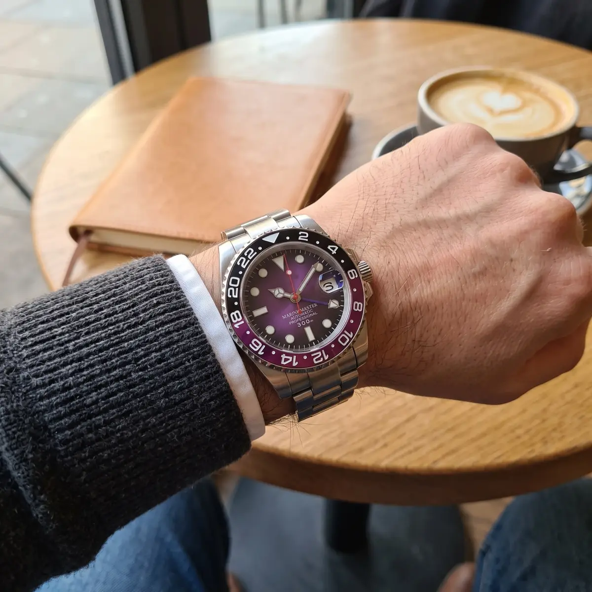 Seiko Mod Uhr Seikomariner | Lila Zifferblatt – am Handgelenk – Wristshot – MedoMods