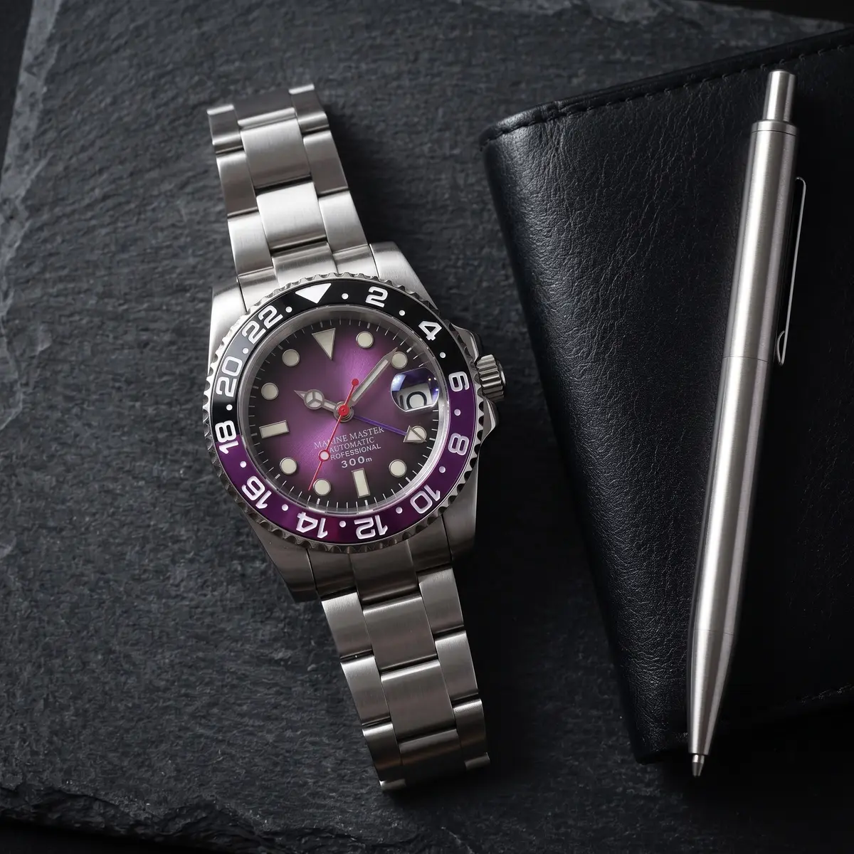 Seiko Mod Uhr Seikomariner | Lila Zifferblatt – Flatlay auf Schiefer – MedoMods