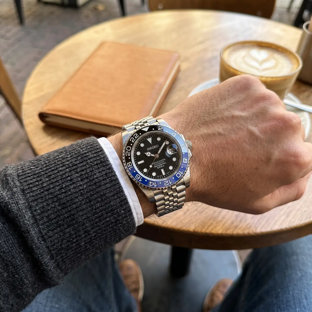 Seiko Mod Uhr Seikomariner | Zweifarbig: Blau und Schwarz – am Handgelenk – Wristshot – MedoMods