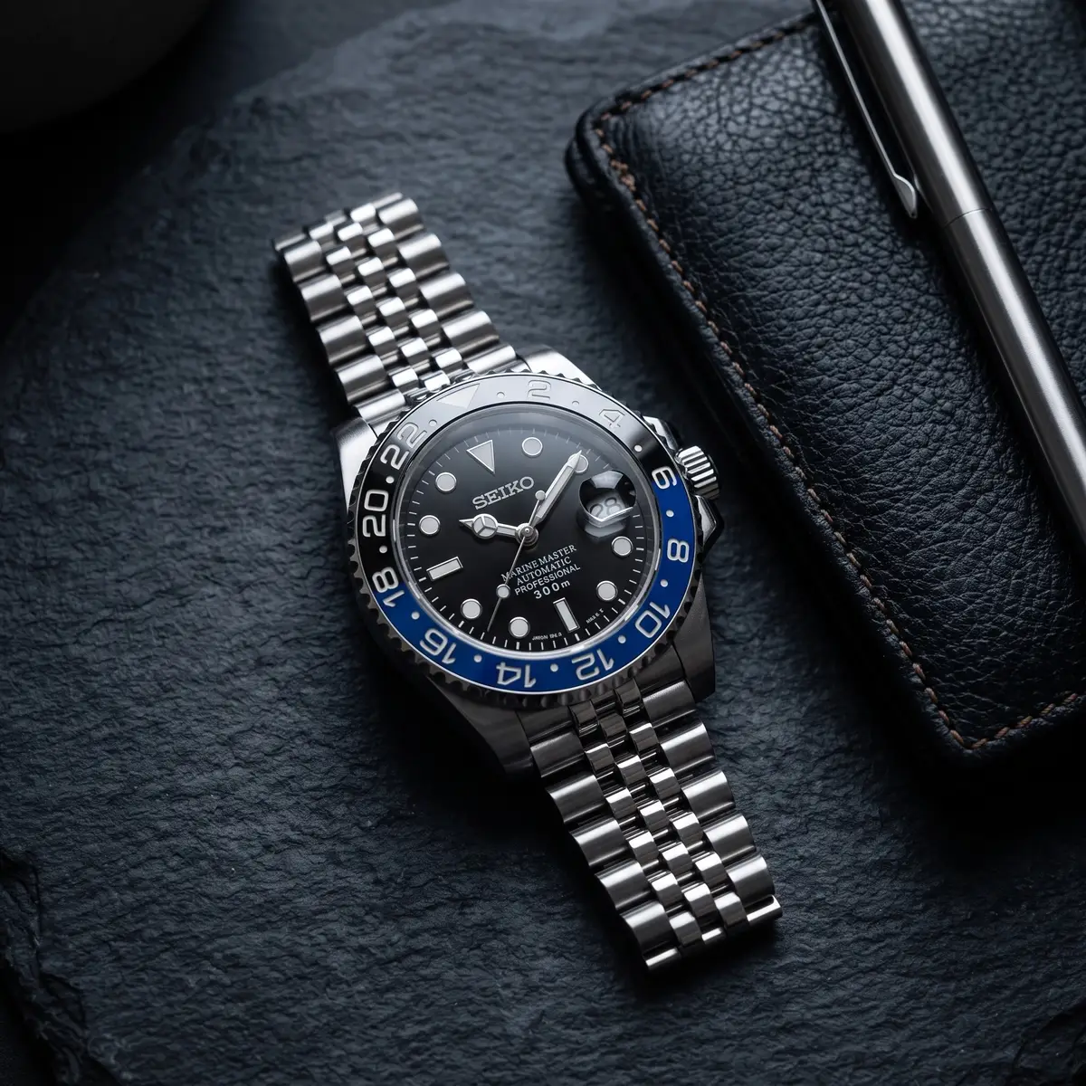 Seiko Mod Uhr Seikomariner | Zweifarbig: Blau und Schwarz – Flatlay auf Schiefer – MedoMods