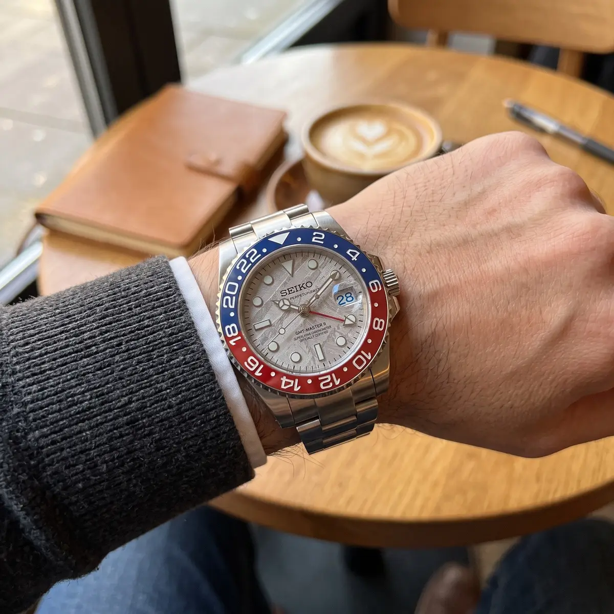 GMT MOD mit Pepsi-Lünette in Blau/Rot und Meteorit-Zifferblatt, Oyster-Armband – MedoMods