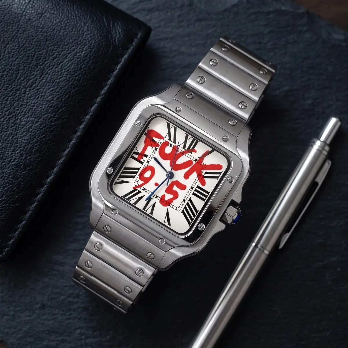 Seiko Mod Uhr SEIKTOS | 9-5 Classic Zifferblatt – 38 mm – Flatlay auf Schiefer – MedoMods