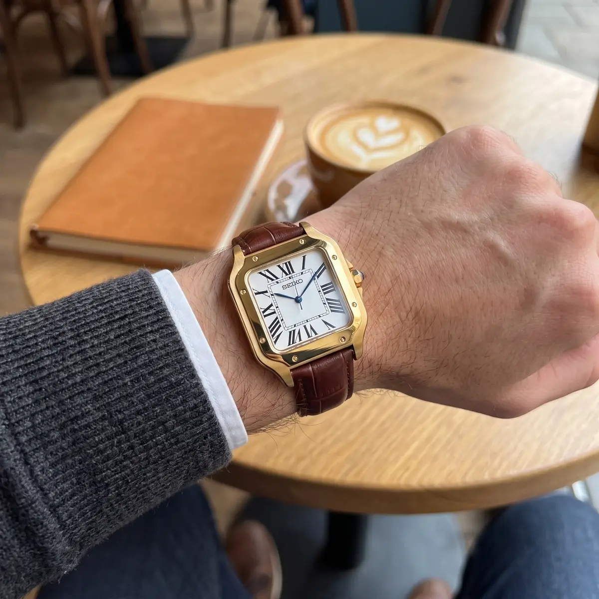 Seiko Mod Uhr SEIKTOS | Braunes Lederarmband & goldenes Zifferblatt – 38 mm – am Handgelenk – Wristshot – MedoMods