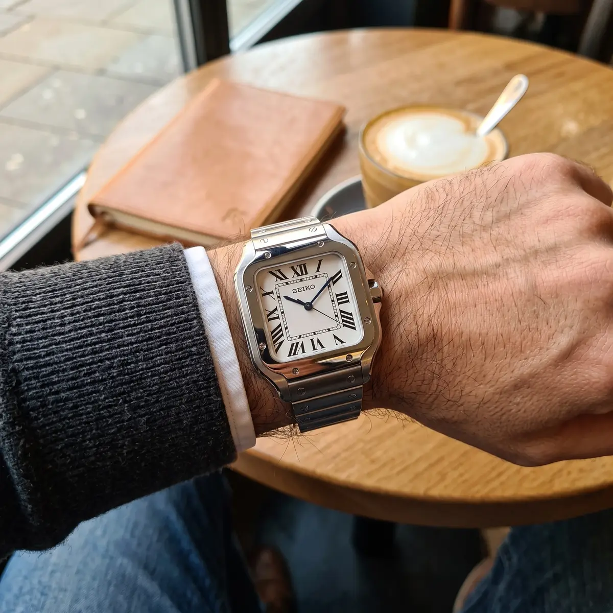Seiko Mod Uhr SEIKTOS | Klassisches weißes Zifferblatt – 38 mm – am Handgelenk – Wristshot – MedoMods