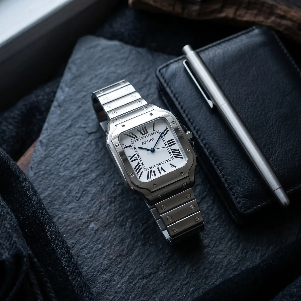 Seiko Mod Uhr SEIKTOS | Klassisches weißes Zifferblatt – 38 mm – Flatlay auf Schiefer – MedoMods