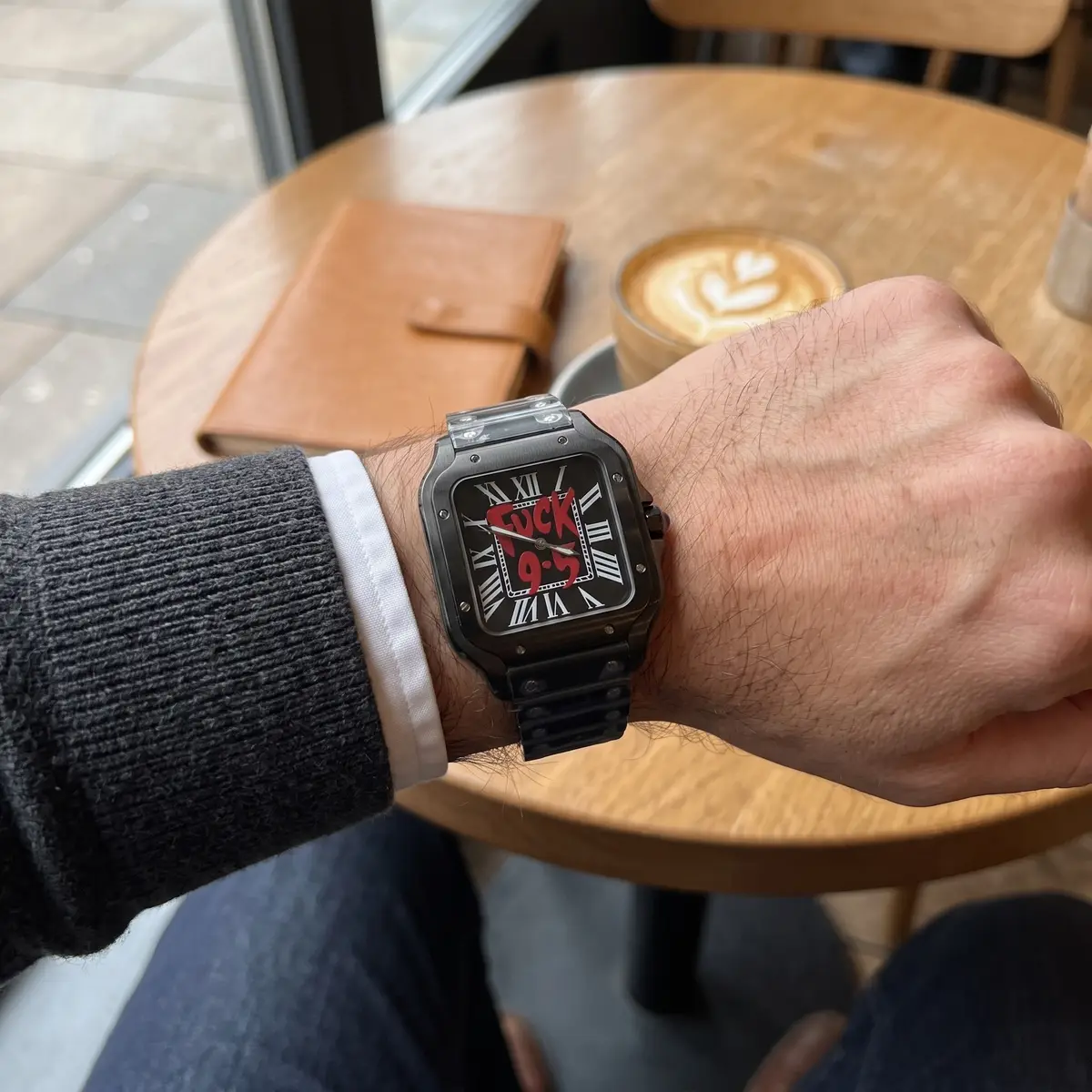Seiko Mod Uhr SEIKTOS | Vollschwarzes 9-5-Zifferblatt – 38 mm – am Handgelenk – Wristshot – MedoMods