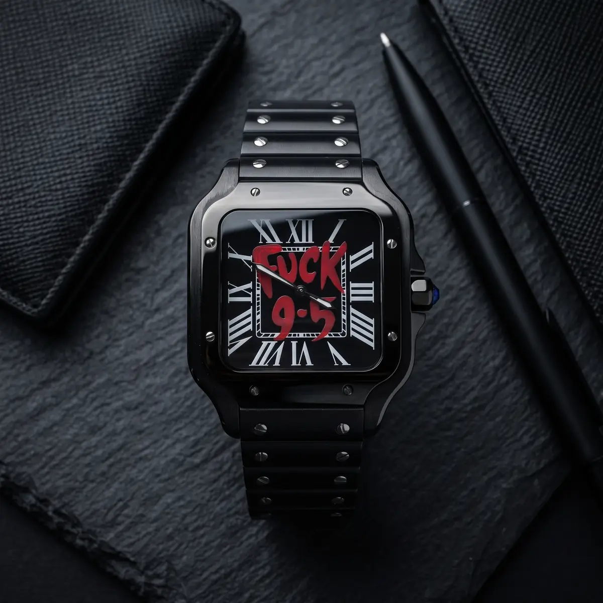 Seiko Mod Uhr SEIKTOS | Vollschwarzes 9-5-Zifferblatt – 38 mm – Flatlay auf Schiefer – MedoMods
